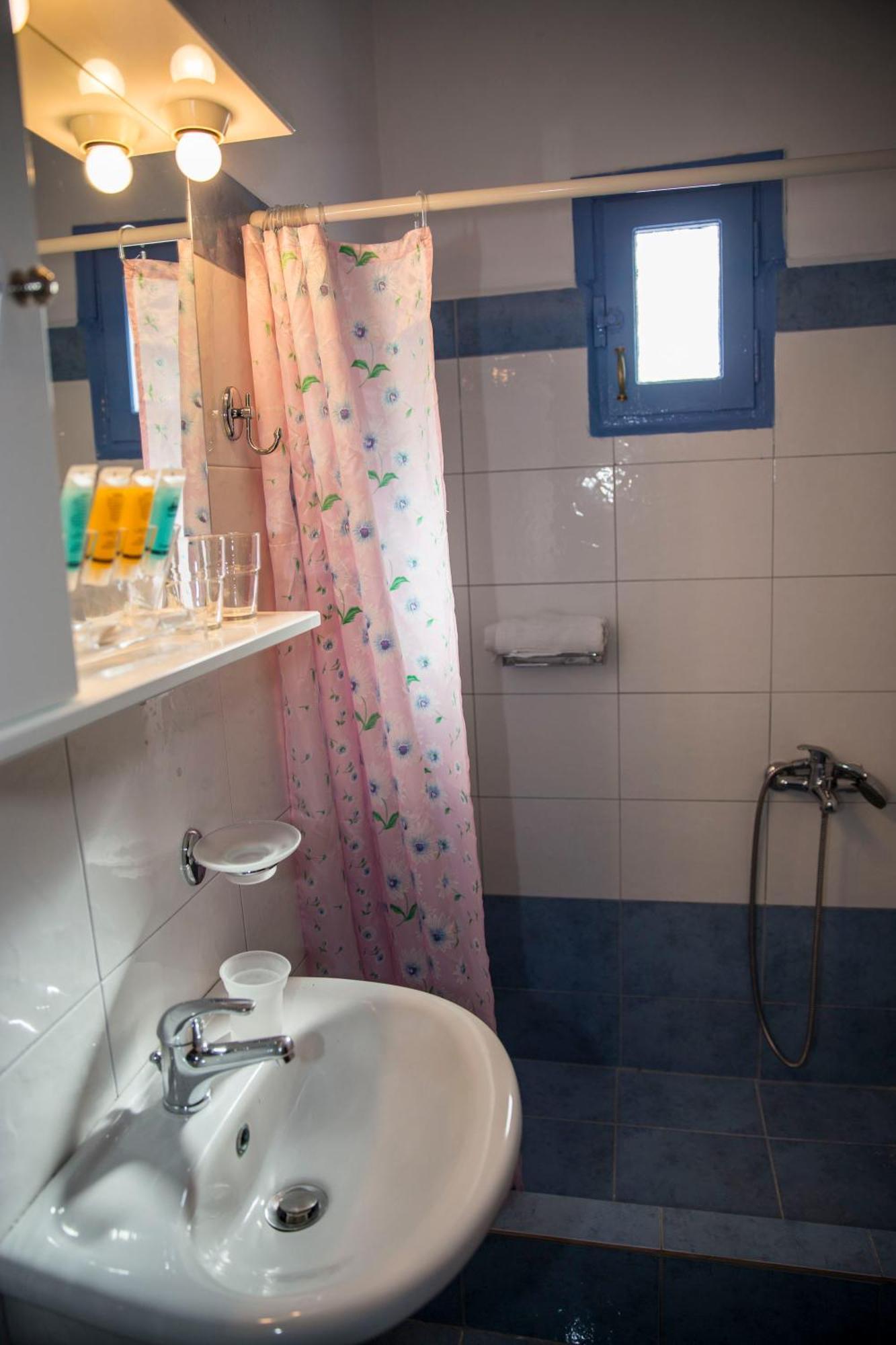 Togias Hotel Aegina Esterno foto