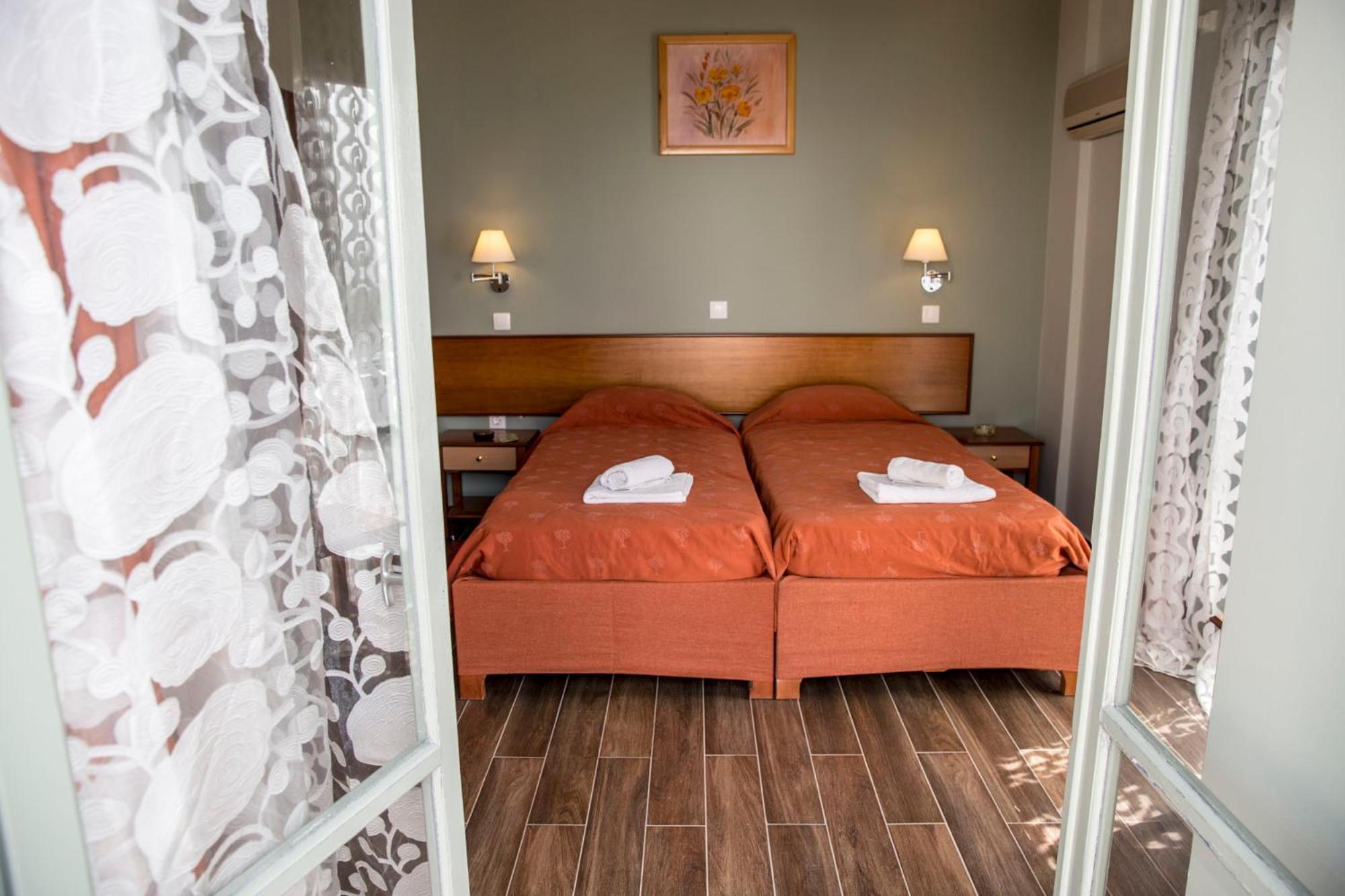 Togias Hotel Aegina Esterno foto